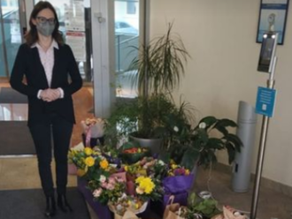 Desiatky ľudí podporili ŠÚKL, Zuzane Baťovej doniesli kvety