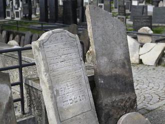Na cintoríne v Bratislave odkryli 300 rokov staré náhrobné kamene