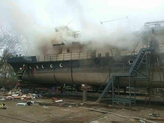 Vrak lode zachvátil požiar, hasiči vnútri namerali 700 stupňov