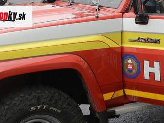 Dve desiatky hasičov zasahujú pri požiari rodinného domu v Čiernom Balogu
