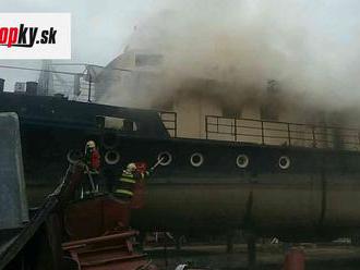 AKTUÁLNE Hasiči majú plné ruky práce: Zasahujú pri požiari lode v Bratislave aj nehode v Budmericiac