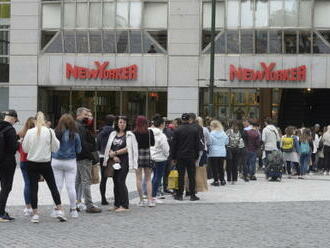 Lidé v Praze a Brně vyrazili na nákupy, kupují oblečení a boty