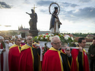 Stovky lidí v Praze oslavily 300. výročí od blahořečení Jana Nepomuckého