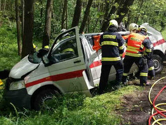 Na silnici mezi Opočínek a Valy vyjížděly složky IZS k nárazu dodávky do stromu, jeden člověk zemřel