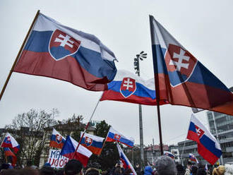 V Bratislave protestovali proti vláde stovky ľudí