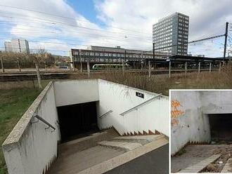 OBRAZEM: Bývalý tunel hrůzy pod mosteckým nádražím odolává vandalům