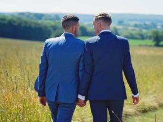 77 percent homosexuálnych párov sa na verejnosti bojí držať za ruku