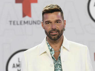 Kožené nohavice, čižmy a sieťované tričko? Ricky Martin provokuje internet