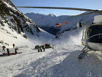 Pri páde lavín vo Francúzskych Alpách zahynulo sedem osôb, jednu ženu sa podarilo zachrániť