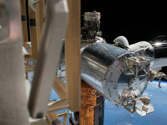 Vesmírna kapsula Crew Dragon so štyrmi astronautmi pristála na Zemi