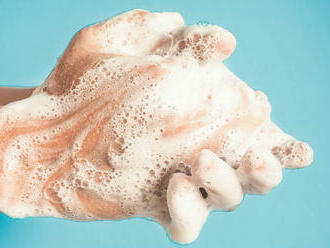 Hygiena rúk: V bežnom živote mydlom, u zdravotníkov alkoholom. Prečo?