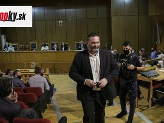 Odsúdený grécky europoslanec dorazil po vydaní z Bruselu do Atén