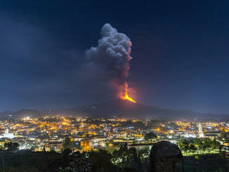 Sopka Etna znova chrlila lávu a popol
