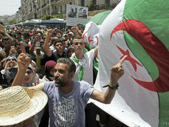 Alžírska polícia deň pred voľbami zablokovala ulice metropoly