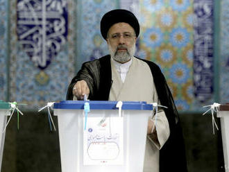 Víťazom prezidentských volieb v Iráne je konzervatívec Raísí