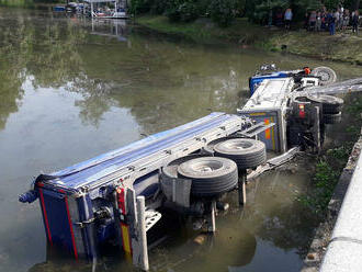 V Poličce havaroval nákladní automobil, jeho řidič po převrácení do rybníka zemřel