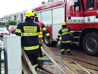 Sedmašedesát hasičů z devíti jednotek usilovně pracuje na odstranění následků přívalového deště v…