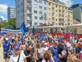 Odborári pochodovali Bratislavou za sociálny štát