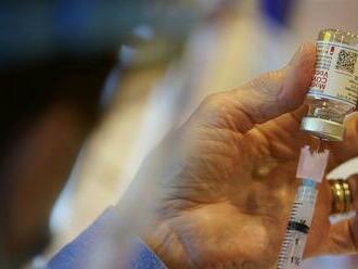 Očkovať v ambulanciách chce zatiaľ 64 lekárov
