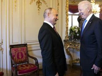 Biden na summite venoval Putinovi letecké slnečné okuliare americkej výroby