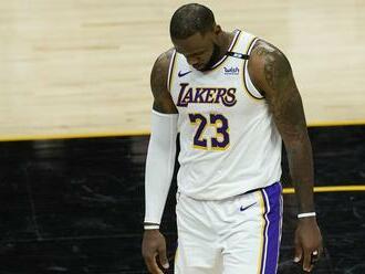 Smutný LeBron, sklamaní Lakers. Phoenix vyradil šampiónov