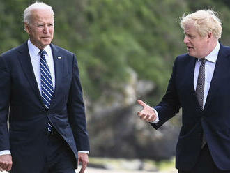 Johnson: Práca s Bidenom je závan čerstvého vzduchu