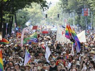 Varšavu obsadili dúhové vlajky, gay pride z čela viedol primátor