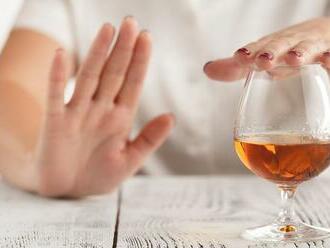 Aj veľmi mierne pitie alkoholu je škodlivé pre mozog, tvrdia britskí vedci