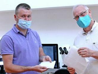 Českí vedci vyvinuli rúška, ktoré sa v prírode rýchlo rozložia