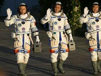 Čína dopravila na svoju novú vesmírnu stanicu prvú posádku