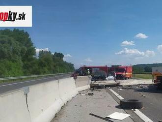 Nehoda kamióna s osobným autom: Diaľnica D1 medzi Prešovom a Košicami je obojsmerne uzavretá