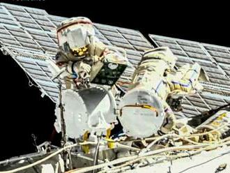 Duo astronautov na ISS vystúpilo do otvoreného vesmíru, aby pripravili pôdu pre nový modul