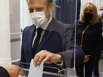 Vo Francúzsku sa koná druhé kolo regionálnych volieb: Macron s manželkou hlasovali v letovisku