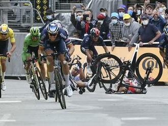 Šokujúci záver perfektne rozbehnutej etapy: Sagan spadol len pár metrov pred cieľom!