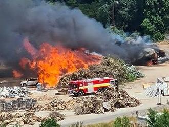 Sklad v Bratislave zachvátili plamene: Požiar sa podarilo lokalizovať