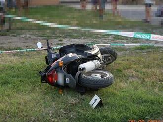 Tragická nehoda v Kráľovskom Chlmci: Motorkár   narazil do kovovej rampy, zraneniam podľahol