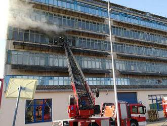 V ulici Brněnská v Hradci Králové zasahují tři hasičské jednotky u požáru v objektu, kde se mimo…