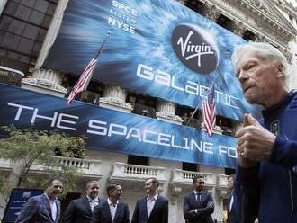 Britský miliardár Richard Branson na palube raketoplánu dosiahol hranicu vesmíru