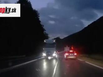 Divoká a nebezpečná jazda kamiónov pri Strečne: Od vážnej nehody ich delili sekundy!