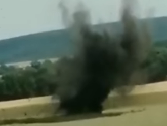 Nebezpečný nález: Pyrotechnici odpálili v Smoleniciach delostreleckú mínu