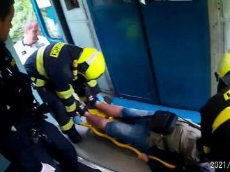 OBRAZEM: Jak vypadal zásah u srážky vlaků z pohledu hasičů