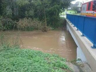 V okresoch Prievidza a Bánovce nad Bebravou hrozia povodne, meteorológovia vydali aj výstrahy