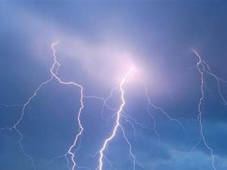 Meteorológovia vystríhajú pred búrkami, v Detve udrel guľový blesk