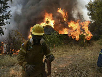 Horúčavy v Grécku nekončia, požiar na Rodose sa vymkol spod kontroly
