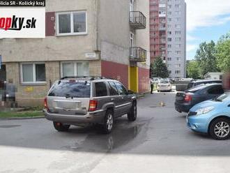 V Košiciach pri cúvaní auto zrazilo 78-ročnú ženu: Nehodu neprežila