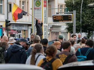 V Berlíne pokračujú nepovolené protesty proti opatreniam: Polícia však demonštrácie nerozohnala