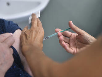 Lidé začnou dostávat SMS o třetích dávkách očkování proti covidu