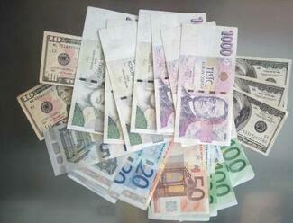 Koruna v závěru týdne oslabila k oběma hlavním světovým měnám