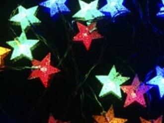 Solárna vianočná svetelná reťaz s LED diódami v tvare hviezdy
