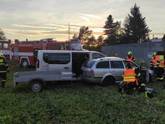 Dopravní nehoda dodávky a osobního automobilu u rozvodny u obce Prosenice si vyžádala 3 zraněné…